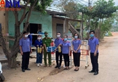 VKSND huyện Hòa Vang trao quà tại các chốt kiểm soát dịch