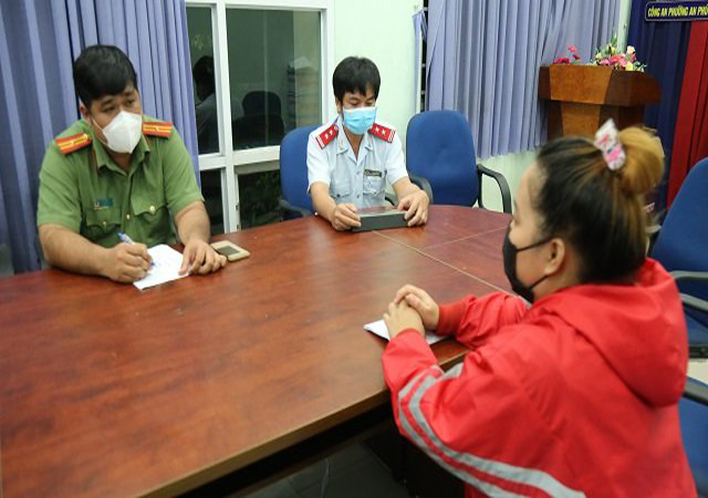 Tung tin sai sự thật về tiêm vắc xin gây chết người, cô gái bị xử lý