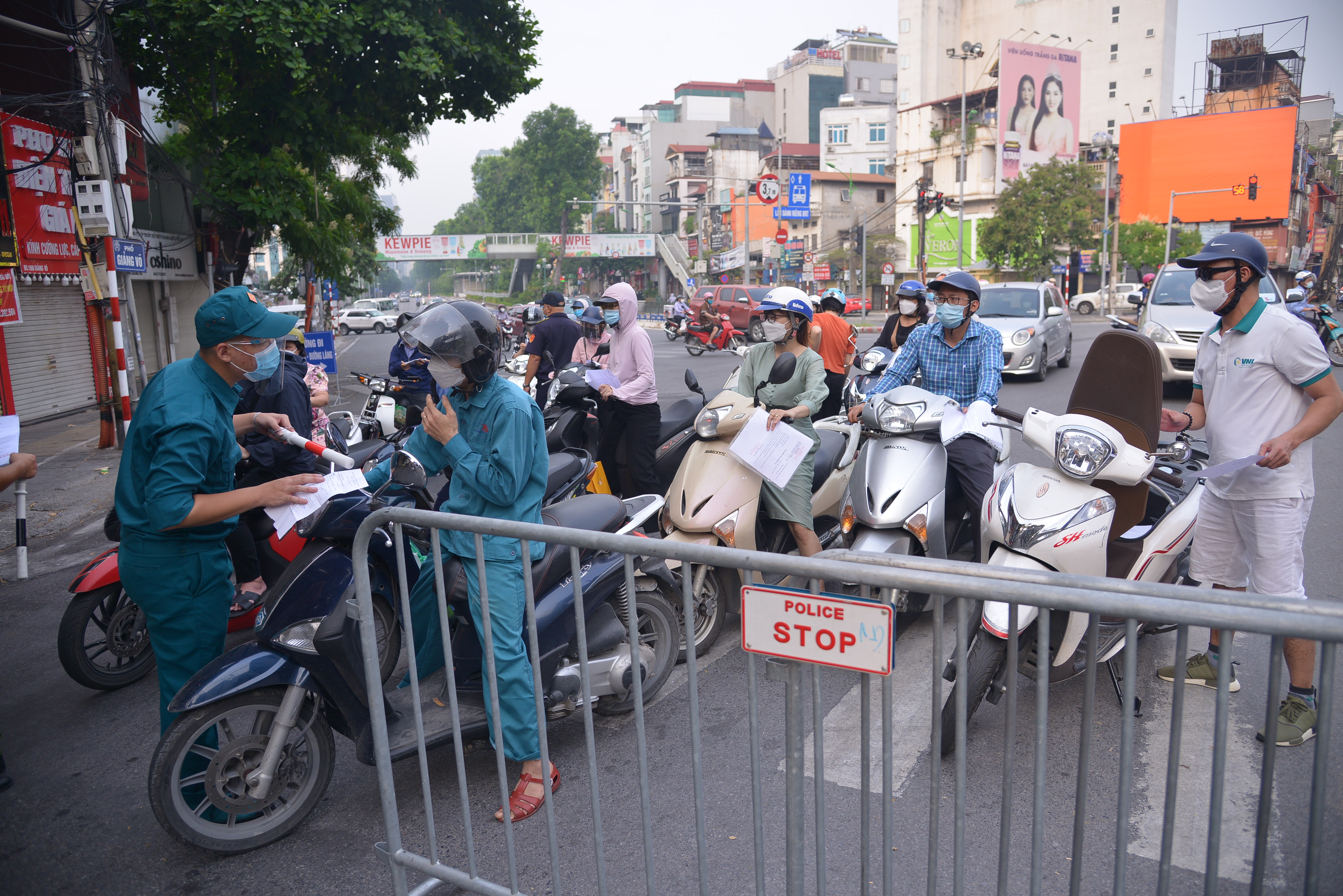Hà Nội Người dân nhẹ nhàng qua chốt, DN đội mưa xếp hàng xin xác nhận