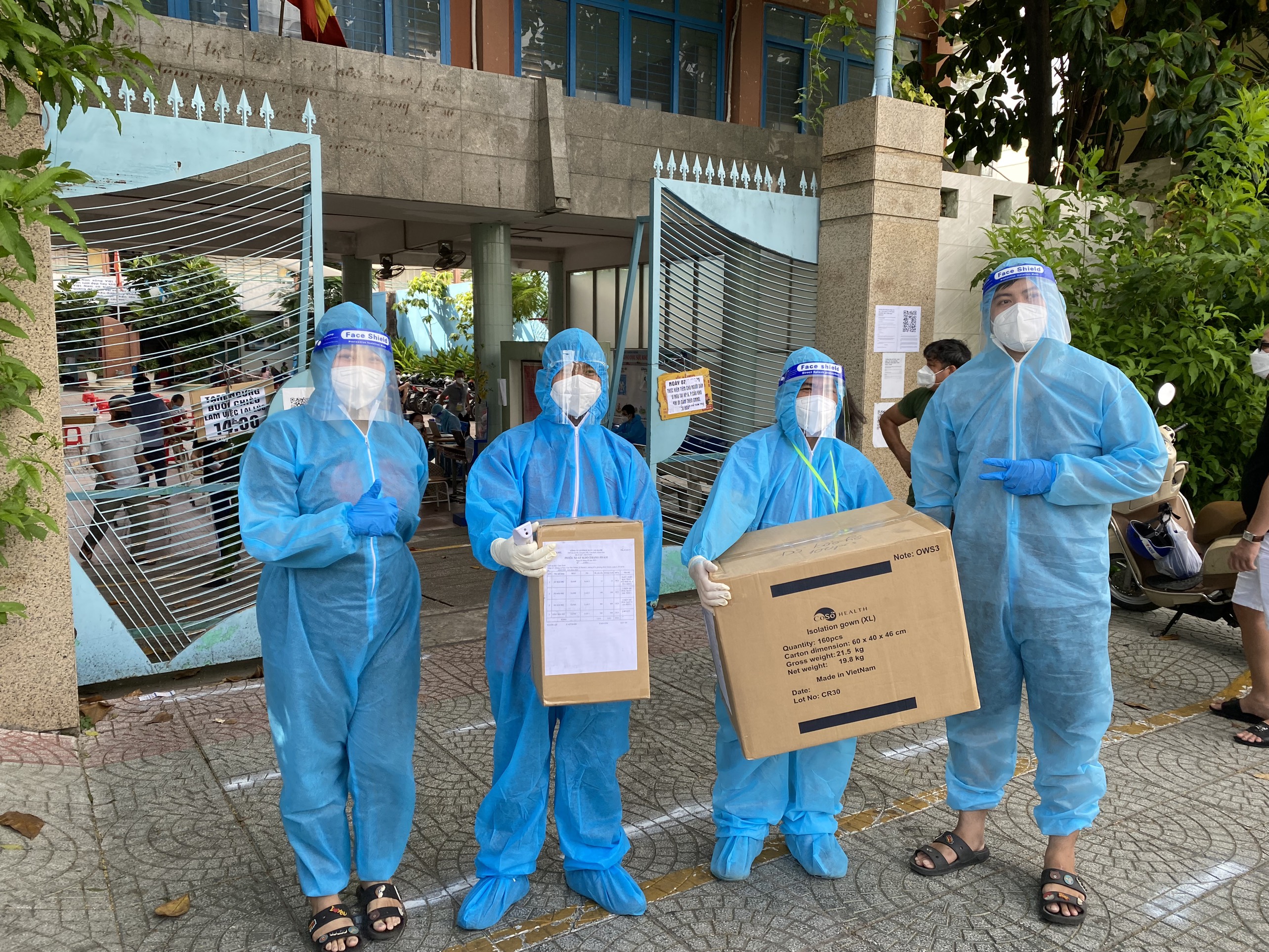 CLB Biệt động Sài Gòn tặng quà cho tuyến đầu chống dịch COVID-19