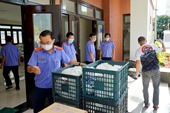 VKSND TP Đà Nẵng tặng quà nhân dân khu vực bị phong tỏa do COVID-19