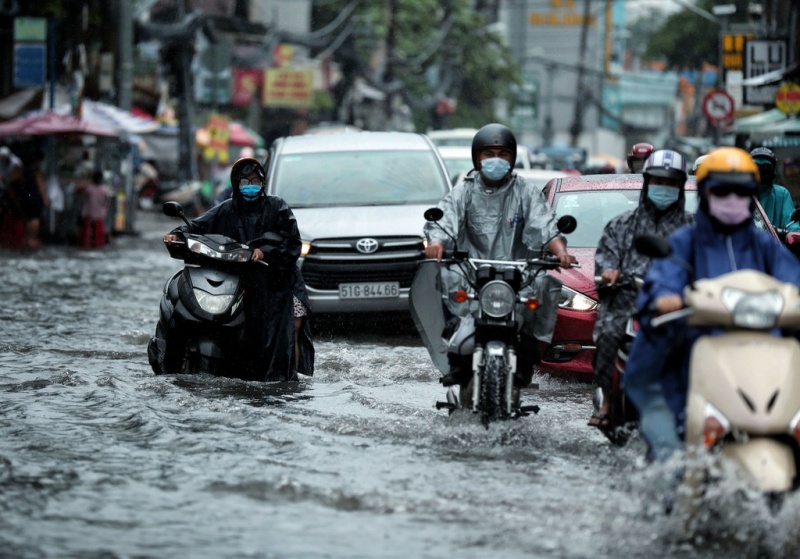 Miền Bắc mưa rào và dông trên diện rộng, miền Trung nắng nóng gay gắt