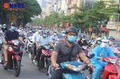 Đường phố Hà Nội vẫn đông người khi thực hiện giãn cách xã hội