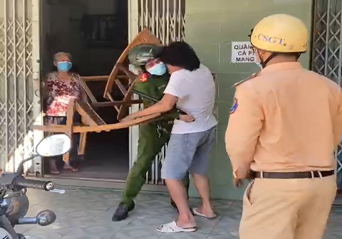 Người đàn ông tấn công công an khi bị nhắc nhở không đeo khẩu trang