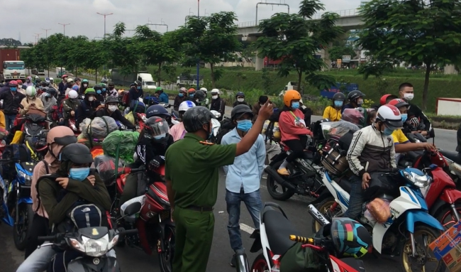 Người dân rồng rắn tìm cách về quê khi TP Hồ Chí Minh giãn cách xã hội thêm 1 tháng
