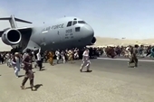 Máy bay Mỹ chở người Afghanistan hạ cánh khẩn cấp sau khi phát hiện có người đu càng