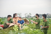 Công an Hà Nội giúp dân thu hoạch hoa sen trong thời gian giãn cách chống dịch