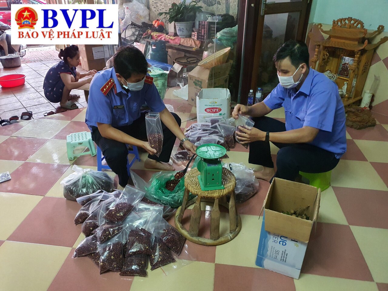 Đoàn thanh niên VKSND TPHCM và Điện Biên tặng quà cho người lao động khu cách ly tại TP HCM