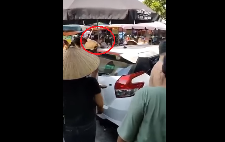 CLIP  Giải cứu cháu bé 2 tuổi bị bỏ quên trên xe ô tô