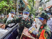 Lực lượng Quân đội trao quà, thực phẩm thiết yếu cho người dân TP Hồ Chí Minh