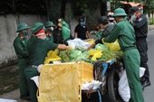 Bộ đội và Công an hỗ trợ trao lương thực, thực phẩm tận nhà người dân TP HCM