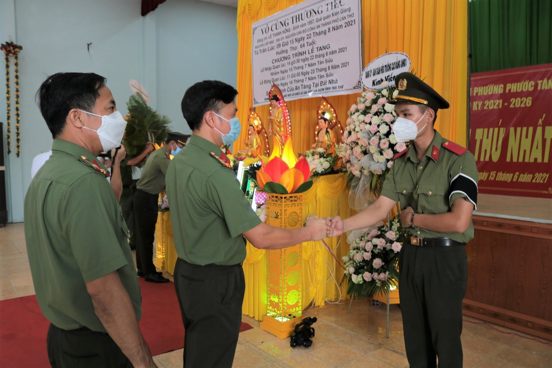 Hai học viên An ninh nhân dân nén nỗi đau, lập bàn thờ vọng cha ruột