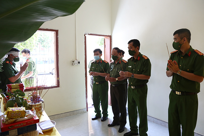 Thiếu tá Công an lập bàn thờ bái vọng cha qua đời tại quê nhà