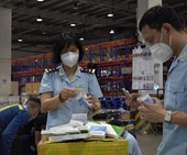 Thu giữ hàng trăm hộp thuốc, thiết bị y tế chống dịch nhập khẩu trái phép tại Nội Bài