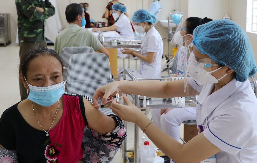 Buộc thôi việc nữ công chức phường nhận tiền để tiêm vắc xin “thần tốc”