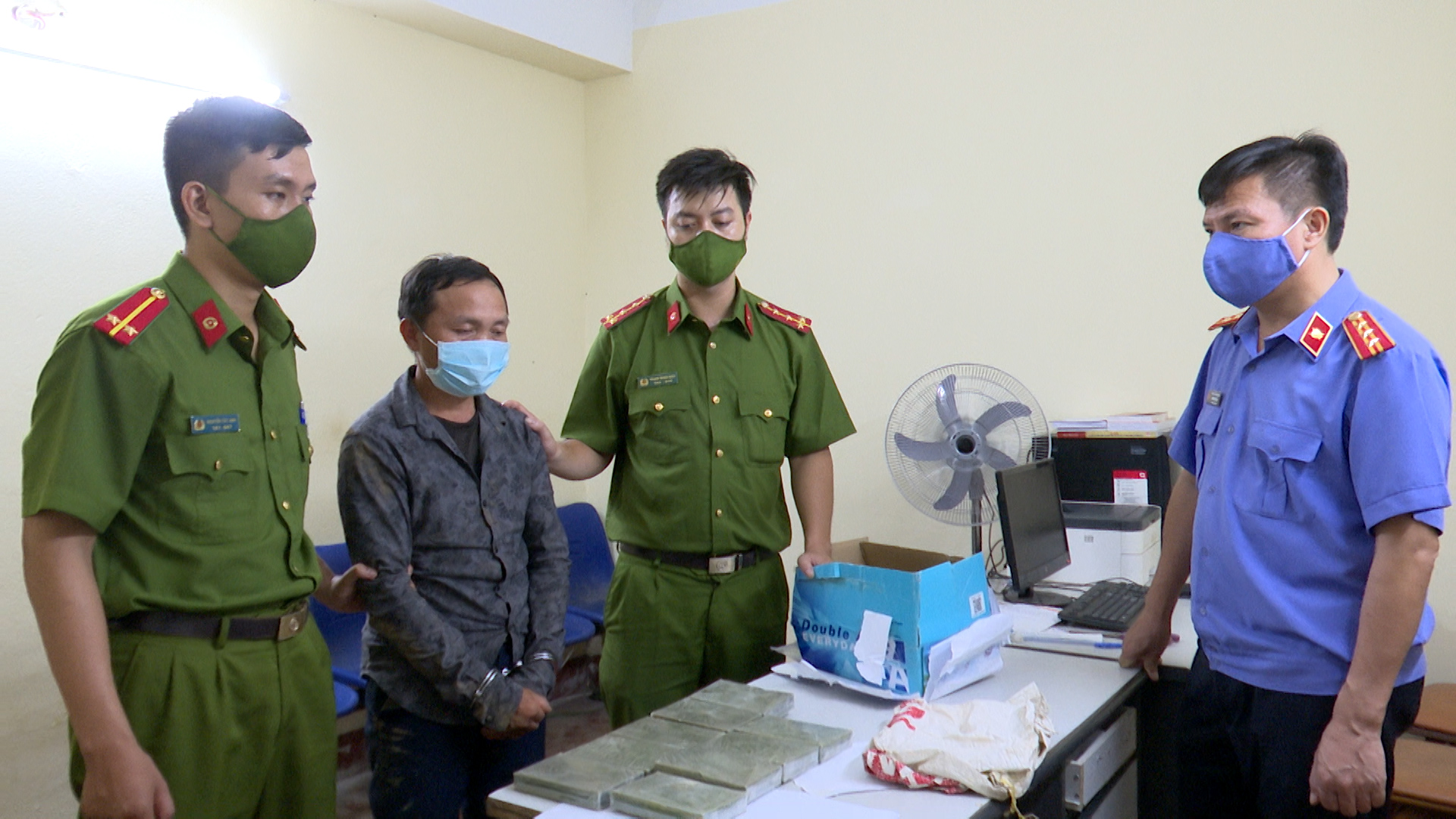 Bắt giữ 1 đối tượng vận chuyển trái phép 9 bánh heroin