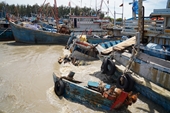 Lũ bất ngờ ở hạ lưu sông Dinh Bình Thuận, gần 30 tàu, thuyền, xà lan bị chìm, cuốn trôi