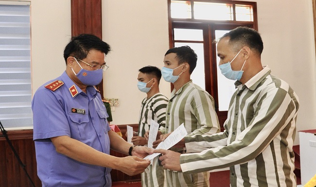 Công bố và trao quyết định đặc xá cho những phạm nhân đủ điều kiện theo quy định