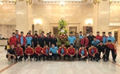 Chủ tịch nước Nguyễn Xuân Phúc gửi hoa và động viên ĐT Việt Nam