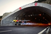 Thót tim với màn biểu diễn mạo hiểm máy bay chui qua đường hầm ở Thổ Nhĩ Kỳ