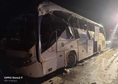 Xe buýt du lịch lật trên cao tốc ở Cai Rô, Ai Cập, 46 người thương vong