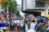 Hình ảnh đường phố Hà Nội đông đúc trong ngày đầu kiểm tra giấy đi đường mẫu mới