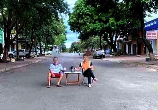 Vác bàn ra đường chụp hình không đeo khẩu trang, 2 người bị phạt 6 triệu đồng