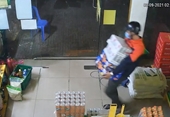 Nam thanh niên bẻ khóa cửa hàng Bách Hóa Xanh trộm 7 thùng bia