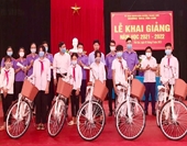 VKSND huyện Thanh Sơn tặng quà học sinh nghèo vượt khó