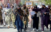 Biểu tình rầm rộ ở Afghanistan sau lời kêu gọi của Mặt trận Kháng chiến, Taliban xả đạn giải tán đám đông