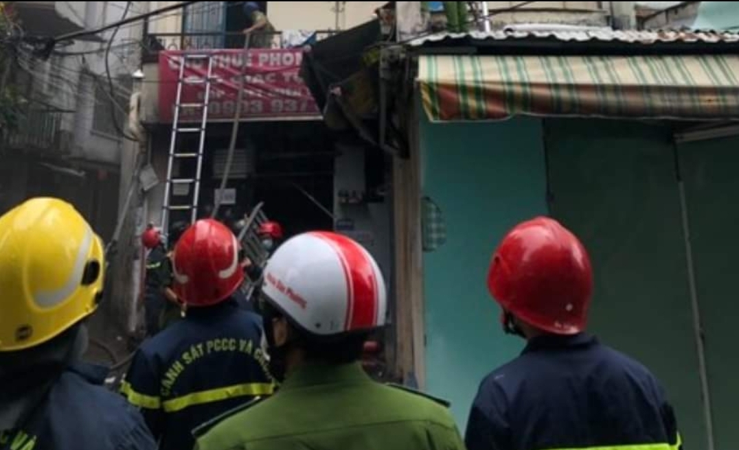 Cháy nhà ở quận 10, cứu được 5 người gặp nạn