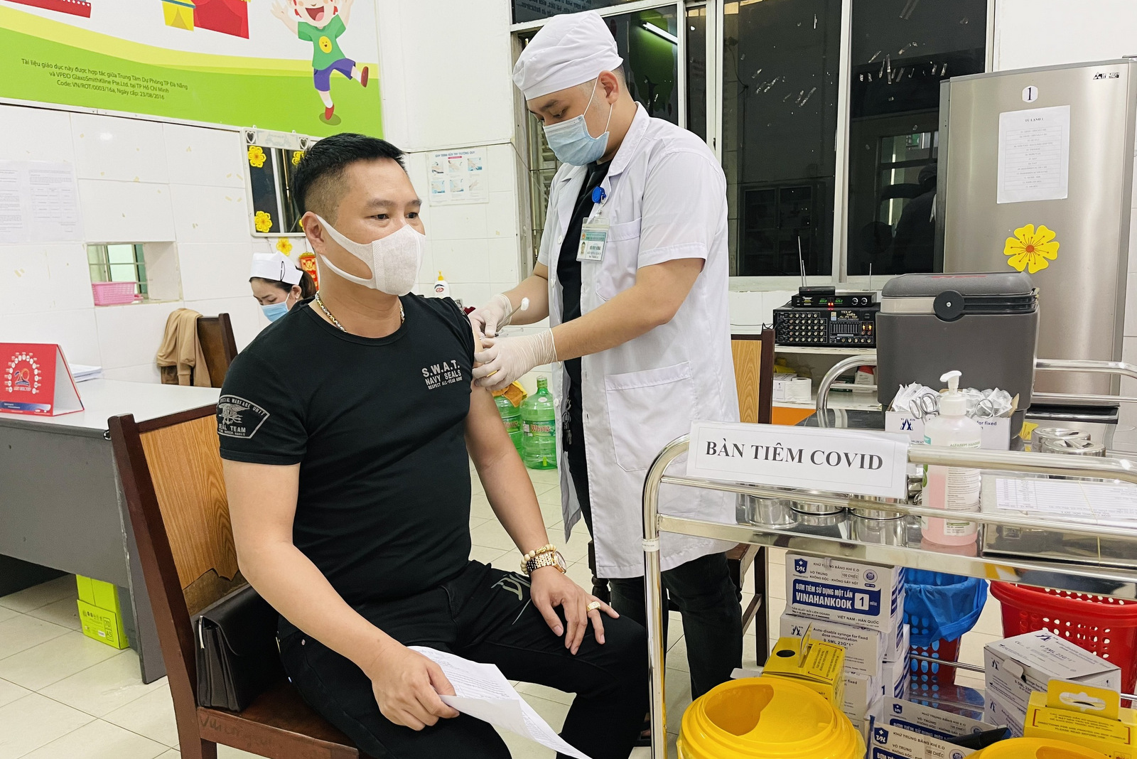 Đà Nẵng tạm hoãn tiêm chủng phòng COVID-19 do bão số 5