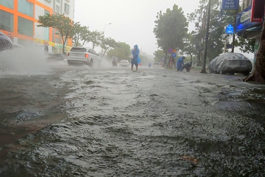 Bão số 5 suy yếu thành vùng áp thấp, ít di chuyển