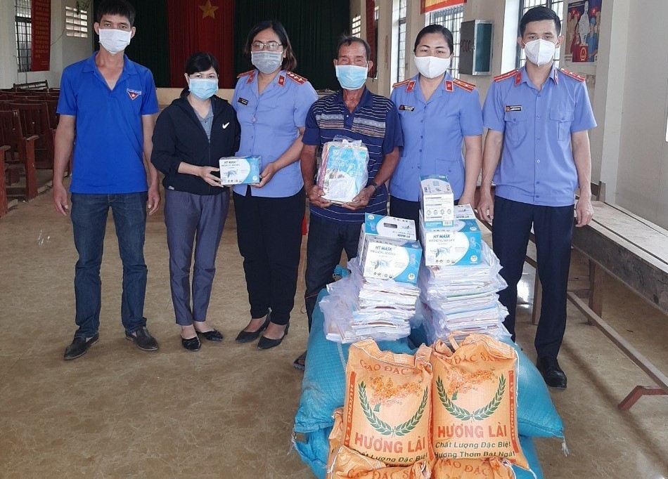 VKSND huyện Krông Ana san sẻ yêu thương giữa mùa dịch bệnh