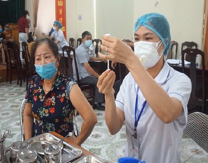 Chấn chỉnh tình trạng ưu tiên tiêm vắc-xin cho người nhà