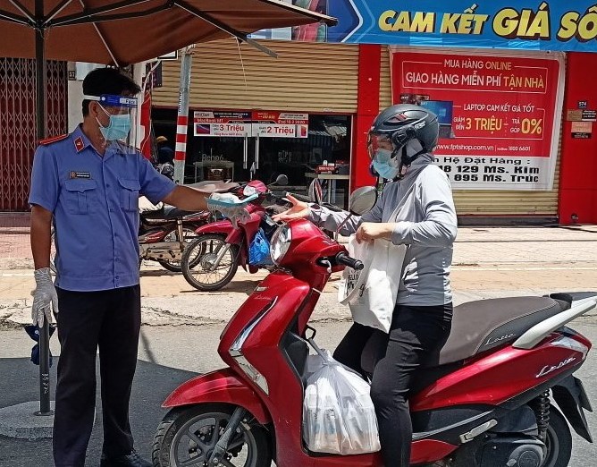 VKSND TP Mỹ Tho chi viện lực lượng tại chốt kiểm soát dịch COVID-19