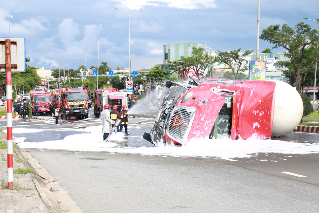 Hãi hùng xe bồn chở 20 tấn gas bị lật gần trung tâm TP Đà Nẵng