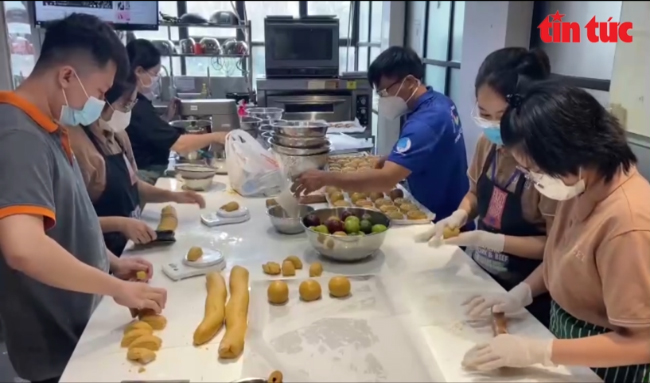 Hơn 2 500 chiếc bánh Trung thu gửi tặng các em nhỏ trong bệnh viện thu dung, dã chiến