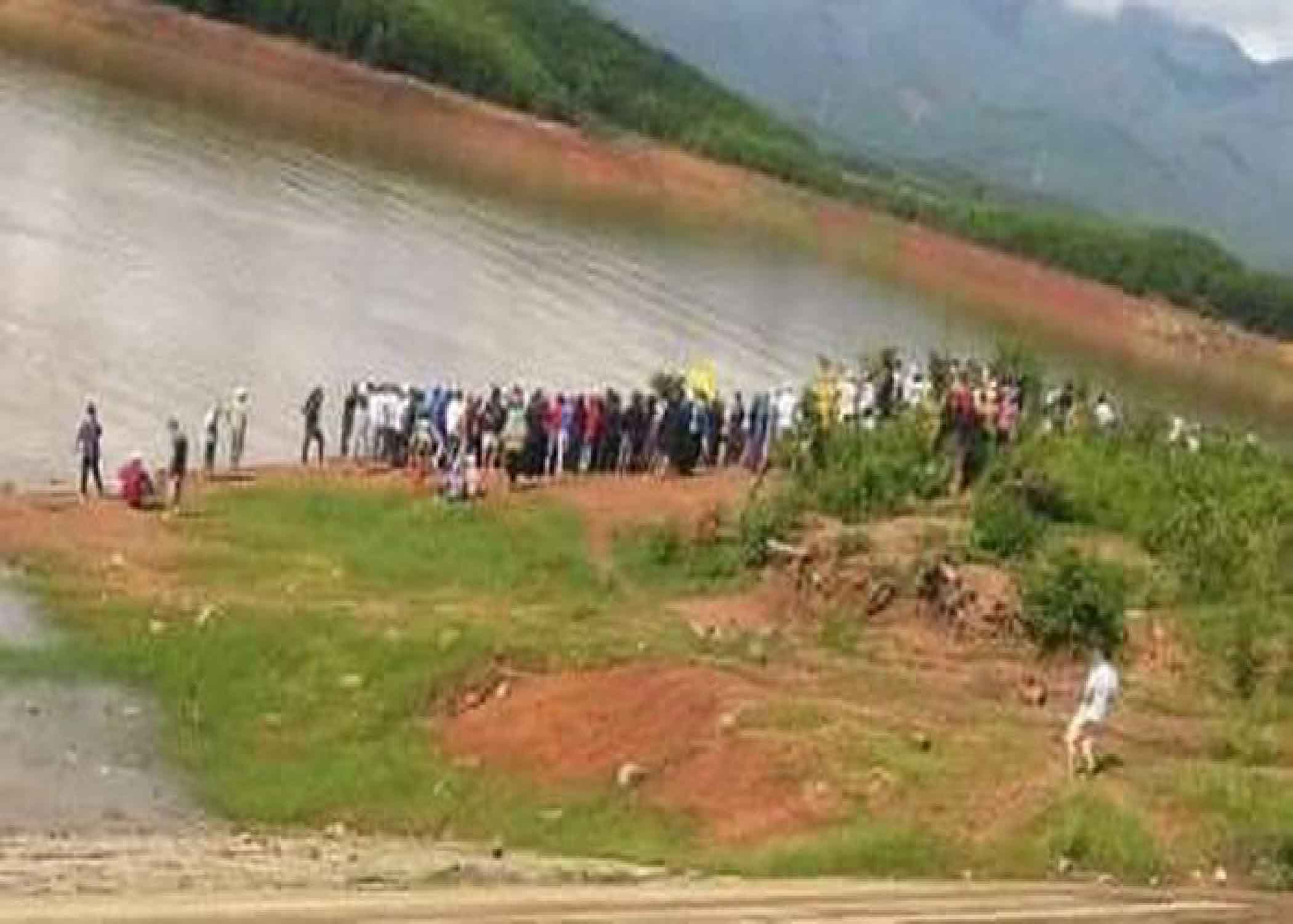 Vừa đính hôn, đôi nam nữ để lại thư tuyệt mệnh rồi nhảy đập tự tử