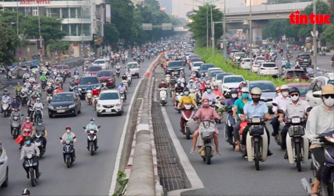 Phố phường Hà Nội nhộn nhịp trong ngày đầu nới lỏng giãn cách