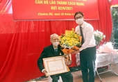 Cụ Nguyễn Đình Tôn, 102 tuổi, nguyên Phó Vụ trưởng Vụ 5, VKSND tối cao nhận Huy hiệu 80 năm tuổi Đảng