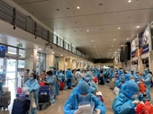 Hơn 200 phụ nữ có bầu và trẻ em được Hà Tĩnh đón về quê bằng máy bay
