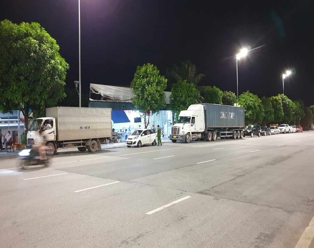 Đưa đi cách ly 11 người vì lái xe dừng giữa đường ăn cơm