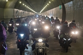 Nghẹn lòng nhìn cảnh đoàn người đi xe máy về quê qua hầm đèo Hải Vân