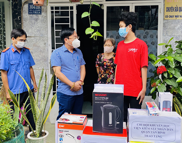 VKSND quận Tân Bình trao học bổng khuyến học cho học sinh có hoàn cảnh khó khăn
