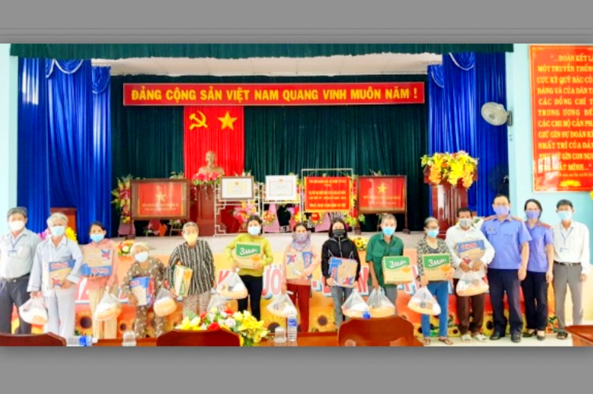 Những túi quà nhỏ ấm tình người cán bộ Kiểm sát