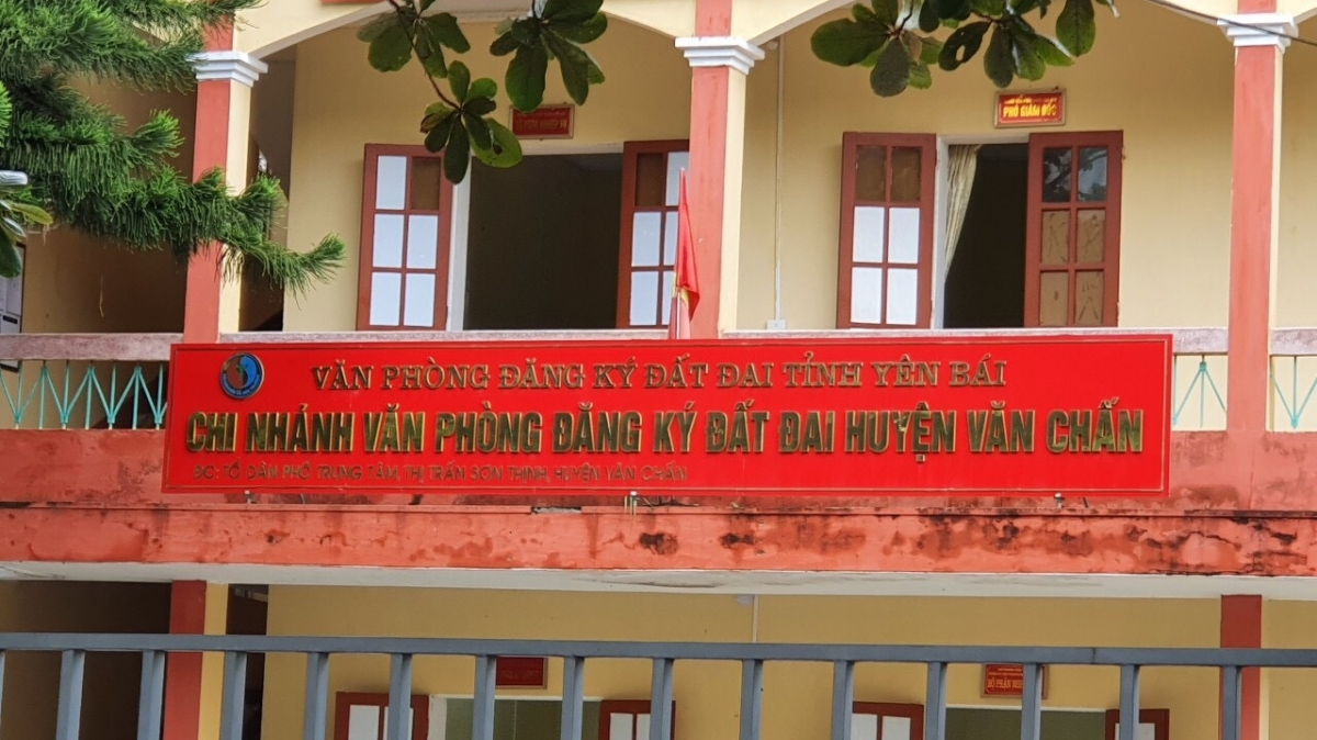 Phê chuẩn khởi tố một Giám đốc và 2 cán bộ xã ăn đất