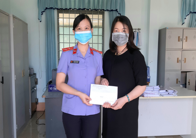 VKSND huyện Đak Pơ quyên góp ủng hộ quỹ Đền ơn đáp nghĩa