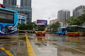 Vắng vẻ ngày đầu xe buýt, xe khách được hoạt động trở lại ở Hà Nội