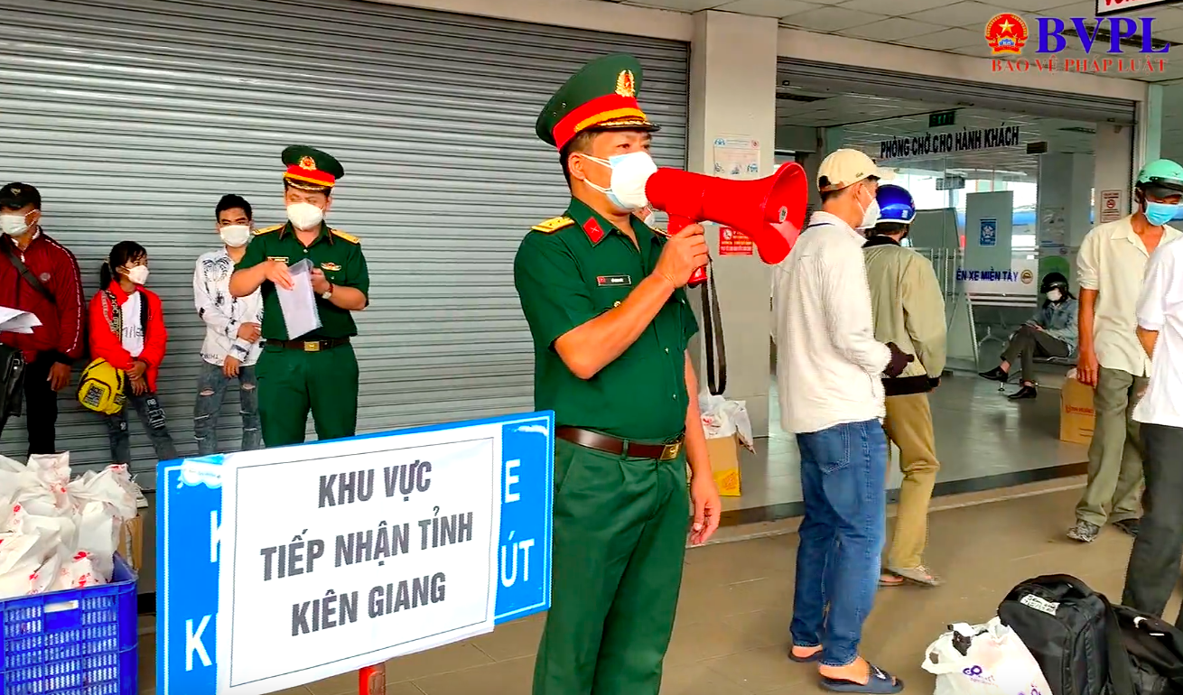 Bộ Tư lệnh TP HCM phối hợp hỗ trợ người già, trẻ em các tỉnh miền Tây trở về quê